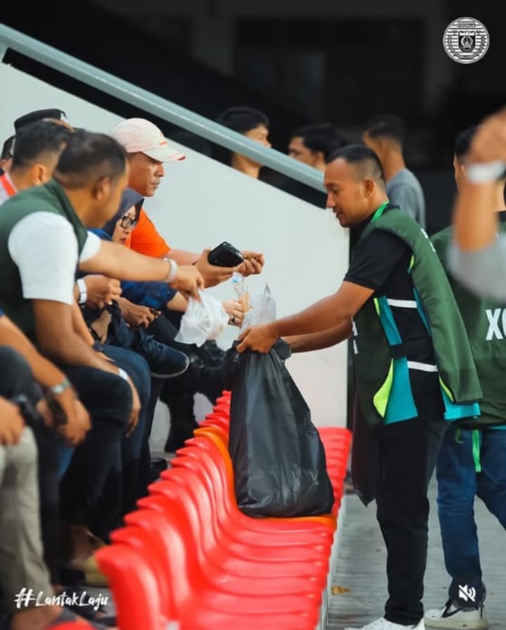 PEDULI: Sejumlah penonton Persiraja ketika memberikan sampah di tribun. (DOK INSTAGRAM PERSIRAJA)