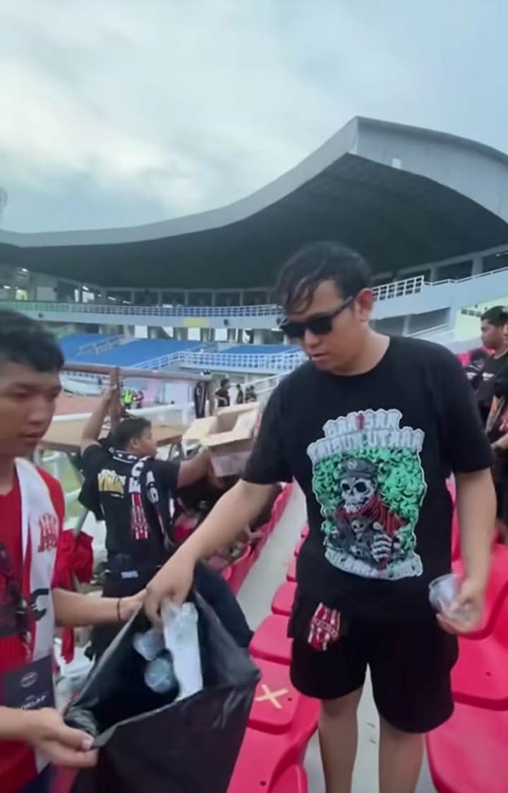 BERSIH-BERSIH: Sejumlah suporter Deltras FC ketika bersih-bersih sampah di tribun Gelora Delta Sidoarjo, usai laga melawan Persela (15/11). (DOK INSTAGRAM)