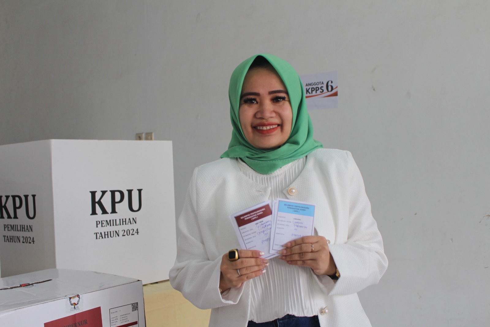 COBLOS: Calon Wakil Bupati Lumajang nomor urut 01 Ning Fika, datang ke TPS 09 di Kelurahan Tompokersan, Lumajang bersama kedua orang tuanya. (ADE APRYANIS/RAME)