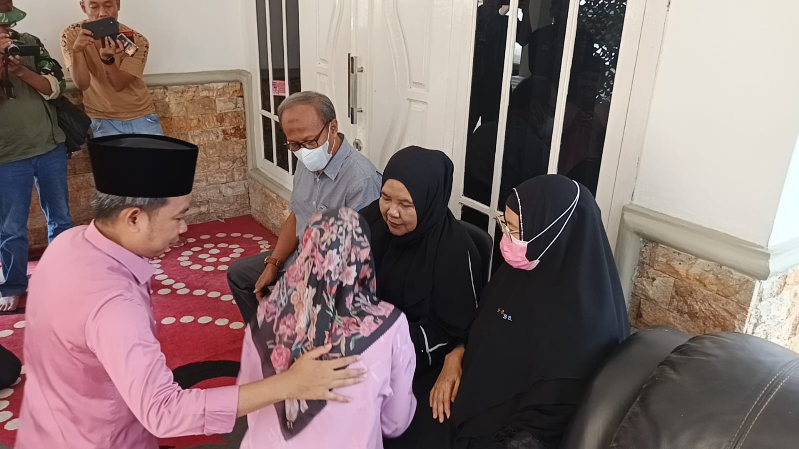 MINTA RESTU: Sebelum mencoblos, Gus Fawait beserta istri, menyempatkan sungkem kepada orang tua, di kediamannya, Pondok Pesantren Nurul Chotib, Jombang, Jember. (Maulana/RJ)