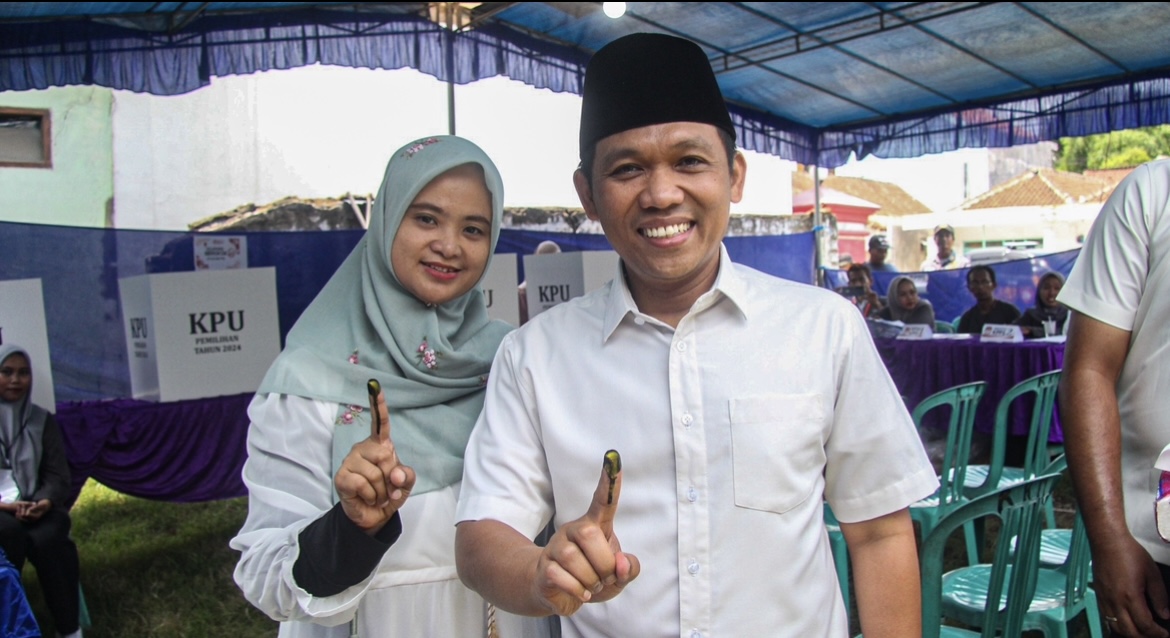 TUNTAS: Momen Cak Thoriq bersama istri melakukan pencoblosan di TPS 02 Desa Sukosari, Kecamatan Kunir.