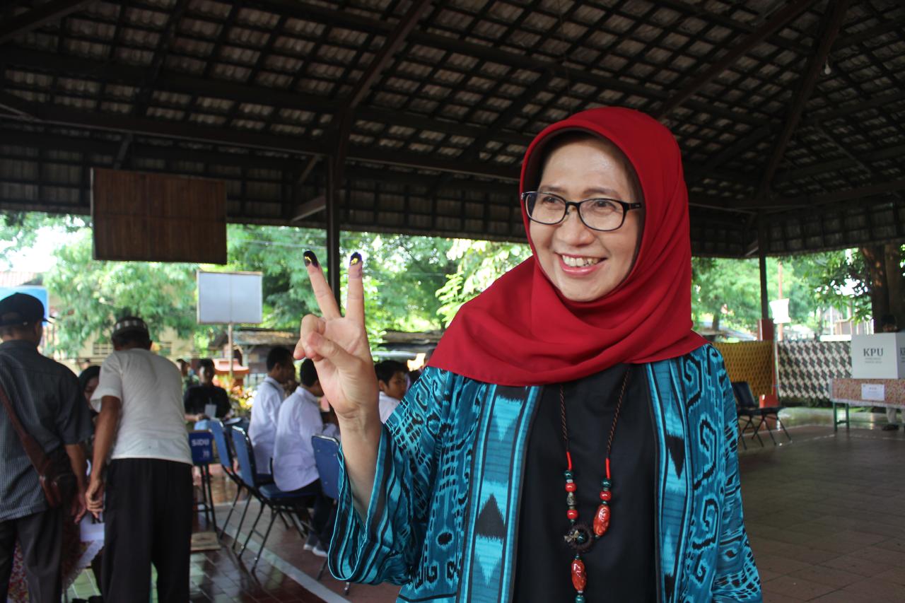 OPTIMIS: Bunda Indah bersama suaminya melakukan pencoblosan di TPS 14, Kelurahan Tompokersan, Lumajang bersama keluarga besarnya. (ADE APRYANIS/RAME)