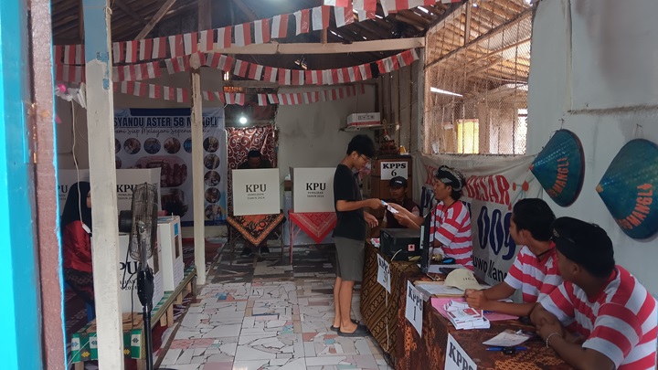 SAMBUT MERIAH : Suasana TPS 6 Kelurahan Mangli, Kecamatan Kaliwates pada momentum Pilkada 2024, kemarin (27/11)