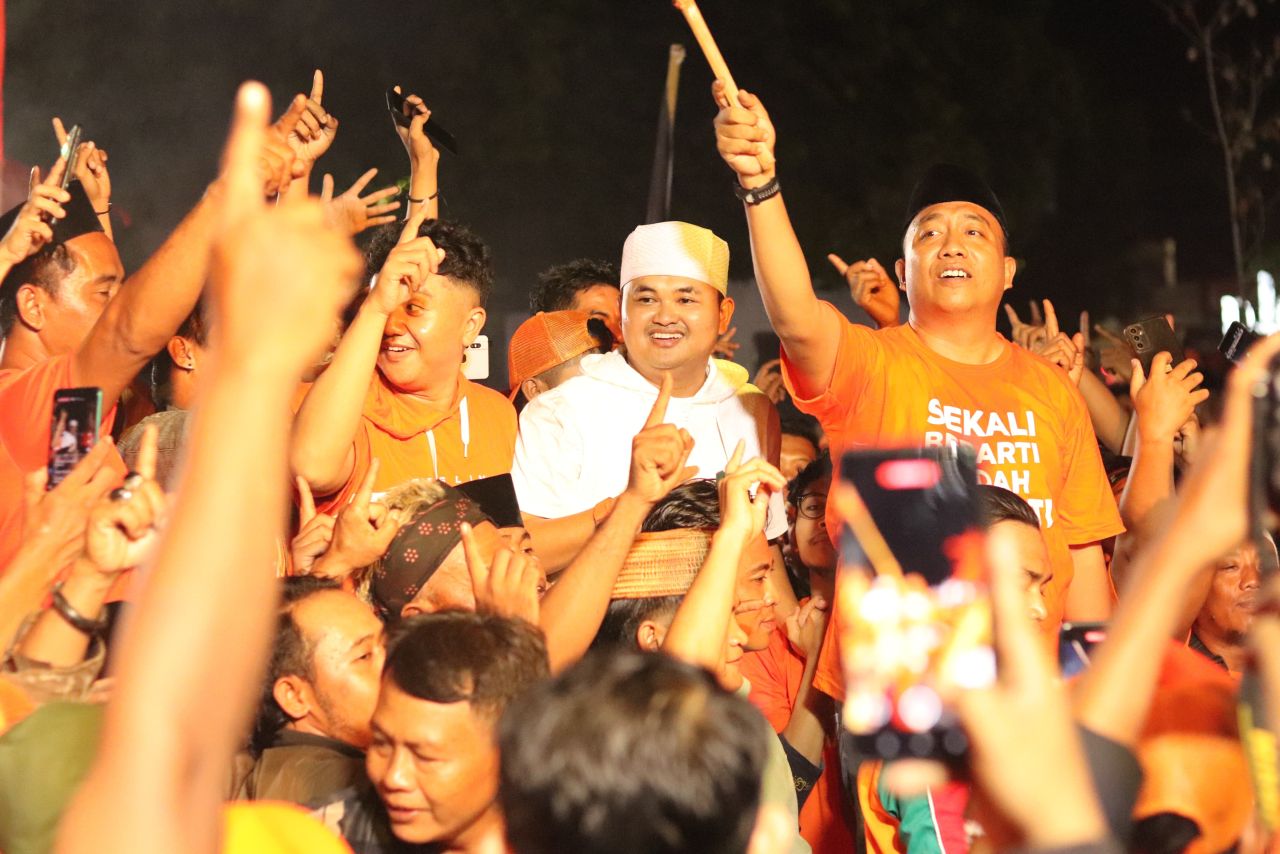 Rio Wahyu Prayoga, Calon Bupati Situbondo digotong Para Pendukungnya Setelah dipastikan Menang PilBub 2024.  Sumber: Istimewa