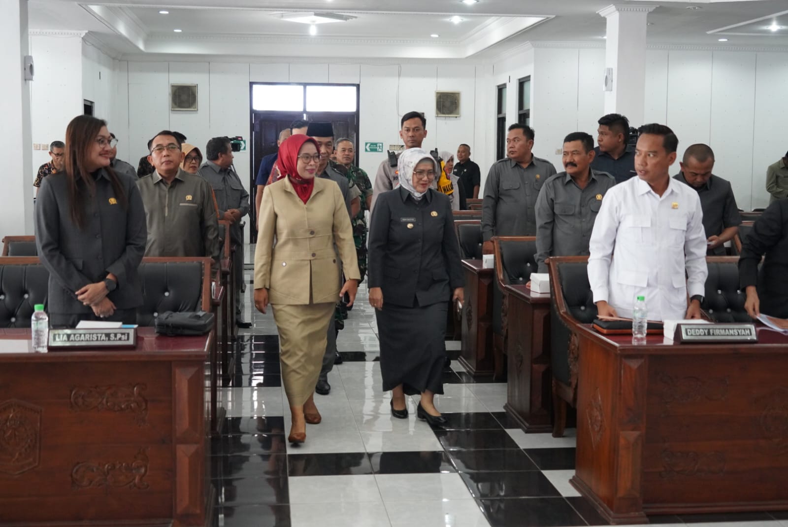 PARIPURNA: Suasana rapat paripurna saat membahas APBD tahun 2025 di gedung DPRD Lumajang, kemarin. (ATIEQSON MAR IQBAL/RAME)