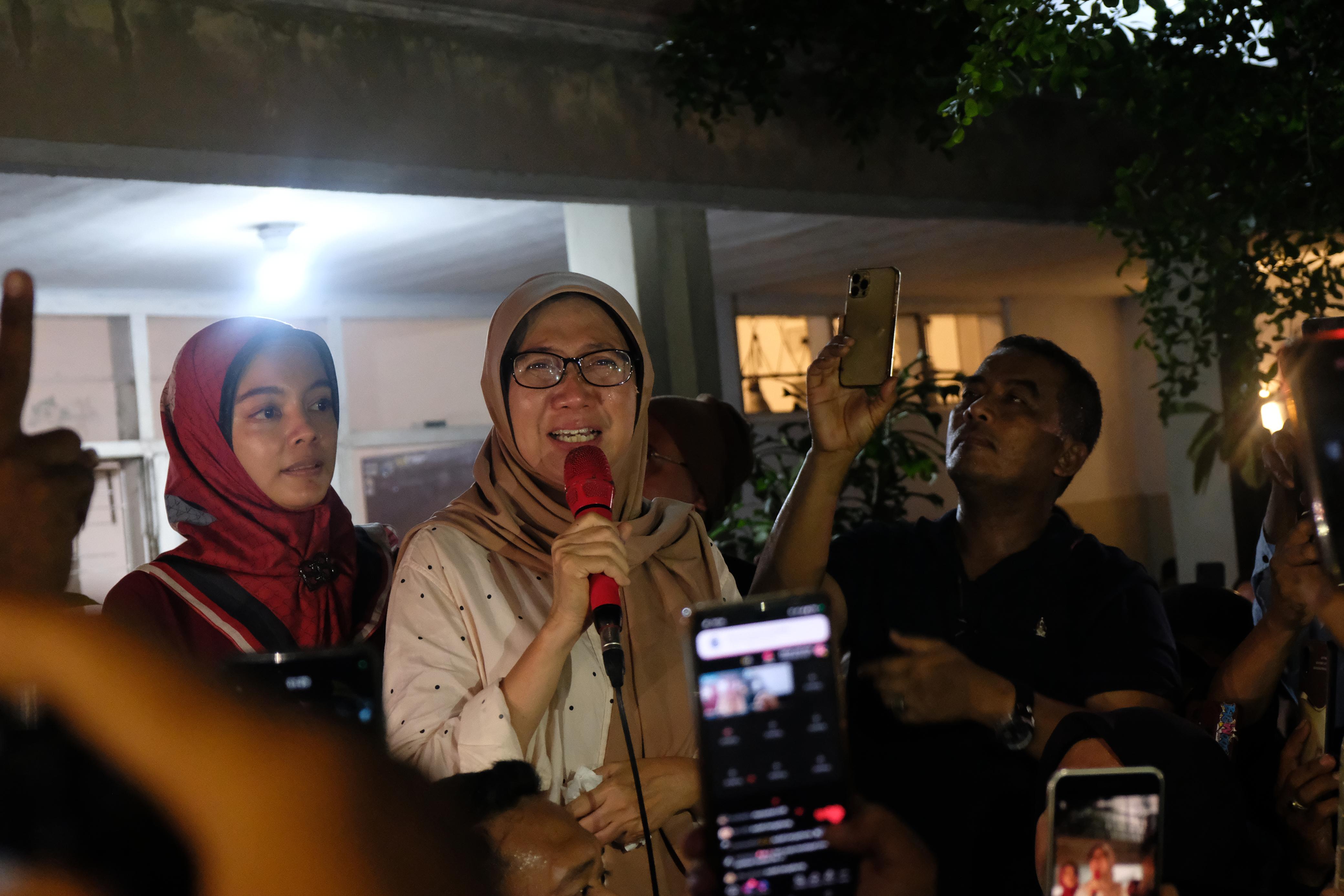 RILIS: Calon bupati Lumajang nomor urut 02 Bunda Indah saat mengumumkan klaim kemenangan di posko pemenangan, Rabu (27/11) malam.(ATIEQSON MAR IQBAL/RAME)