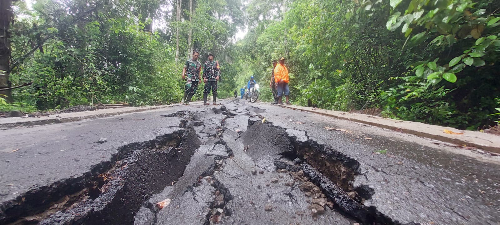 TURUN KE LOKASI: Dandim 0824 Jember Letkol Indra Andriansyah dan Muspika Tempurejo saat mengecek jalan yang rusak akibat tergerus air hujan. (Jumai/ Radar Jember)