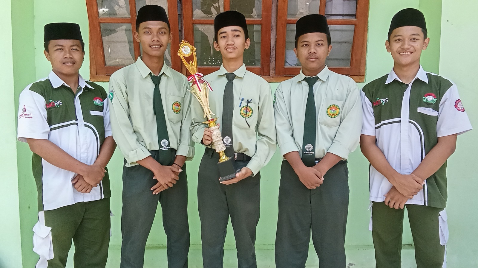 MEMBANGGAKAN: Siswa berprestasi SMK Nuris Jember memenangkan kompetisi nasional Pekan Komunikasi yang diselenggarakan oleh Universitas Muhammadiyah Jember pada Juli lalu.