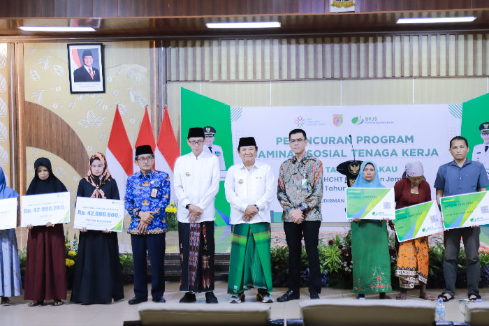PEDULI: Bupati Hendy, bersama Wabup Gus Firjaun, Kepala BPJAMSOSTEK Jember Dadang Komarudin, Kepala Disnaker Jember menyerahkan kartu BPJS Ketenakerjaan kepada buruh tembakau. (DISKOMINFO JEMBER)