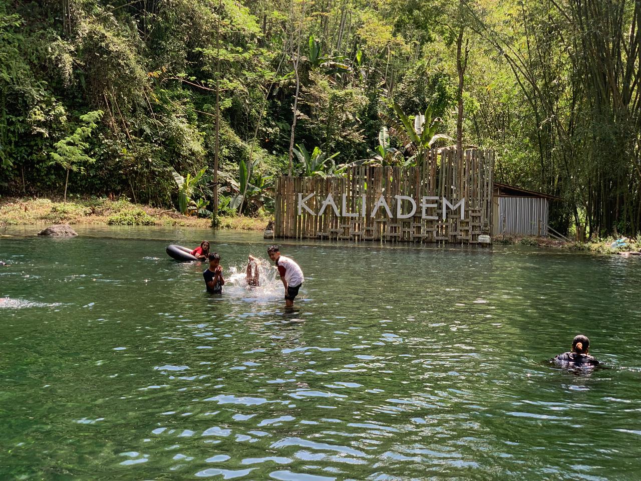 RAMAI: Wisata di Lumajang terus ramai dikunjungi warga, untuk mengisi waktu kosong. (ADE APRYANIS/RAME)