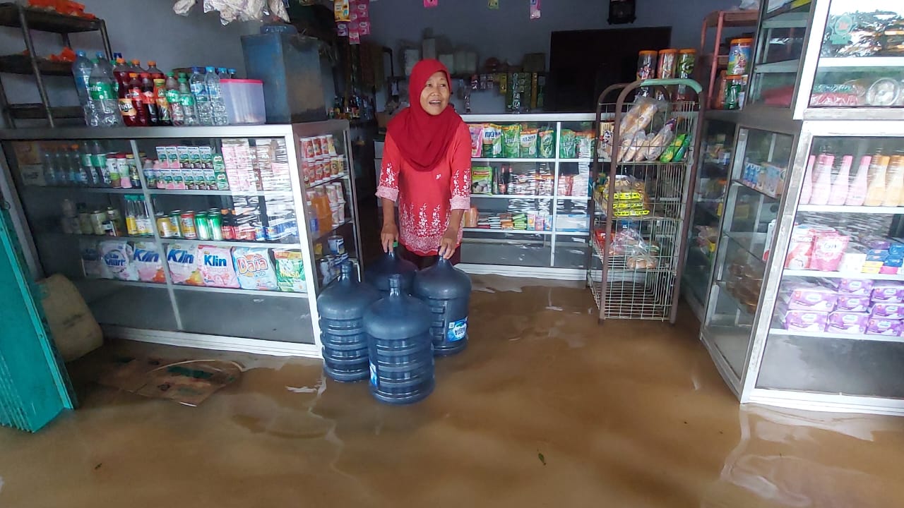 SEMAKIN PARAH: Air masuk ke dalam toko dan kamar&nbsp; rumah milik Suyati alias Bu Solihin, di Dusun Kraton Gg IV, RT 007 RW 003, Desa Wonoasri, Kecamatan Tempurejo, pukul 03.30, Minggu (1/12). (JUMAI/RJ)