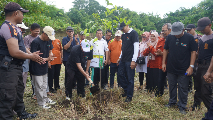 Rektor UIN KHAS Jember menanam pohon di lapangan Imam Nahrawi