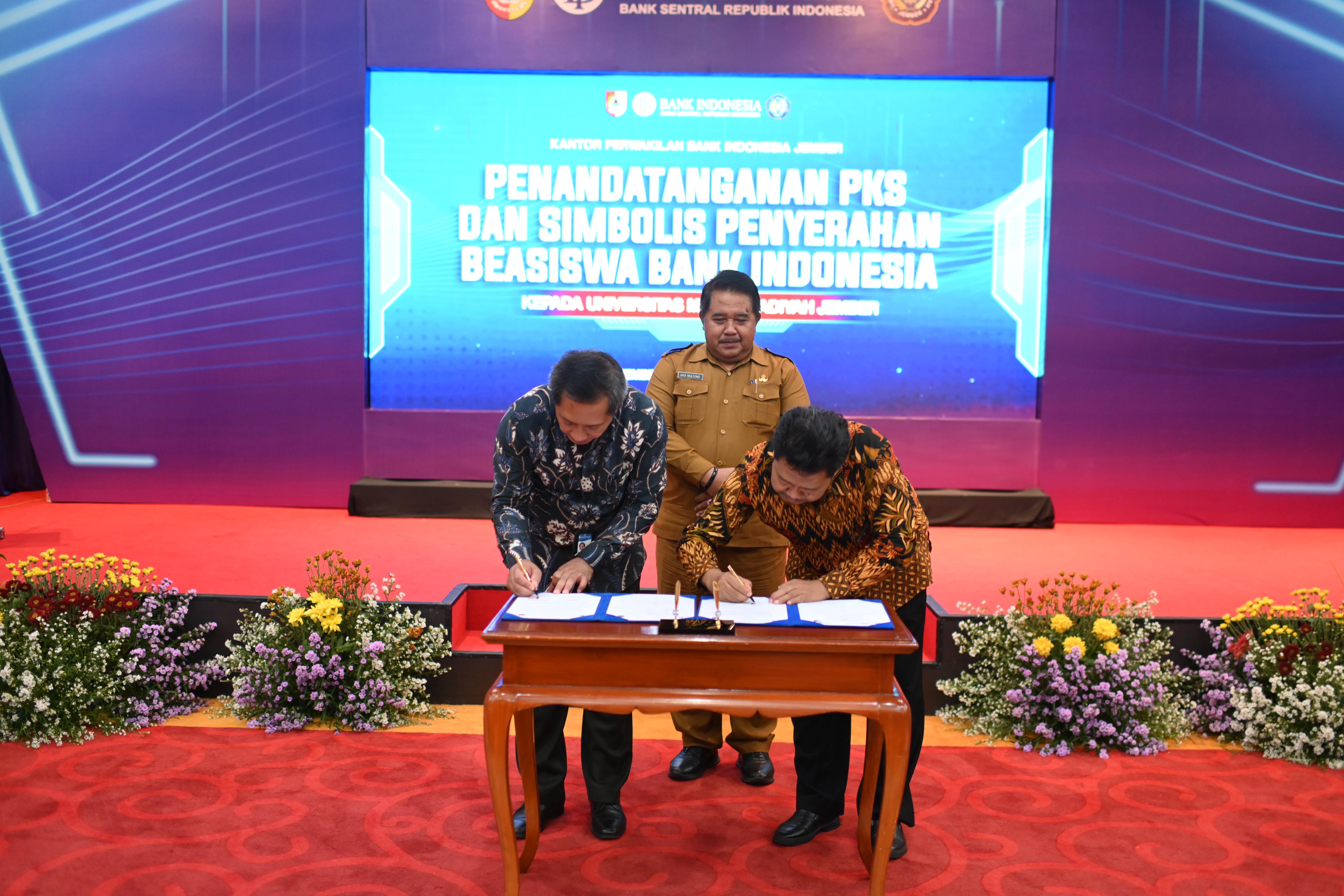 KERJA SAMA: Kepala Perwakilan Bank Indonesia Jember Gunawan (kiri) bersama Rektor Unmuh Jember Hanafi dan disaksikan Kepala Dispendik Jember Hadi Mulyono menandatangani PKS beasiswa.