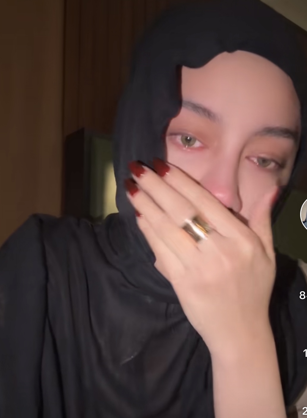 Momen saat Agnia Phunjabi nangis sesegukan, melihat video viral Gus Miftah mengolok pedagang es teh.