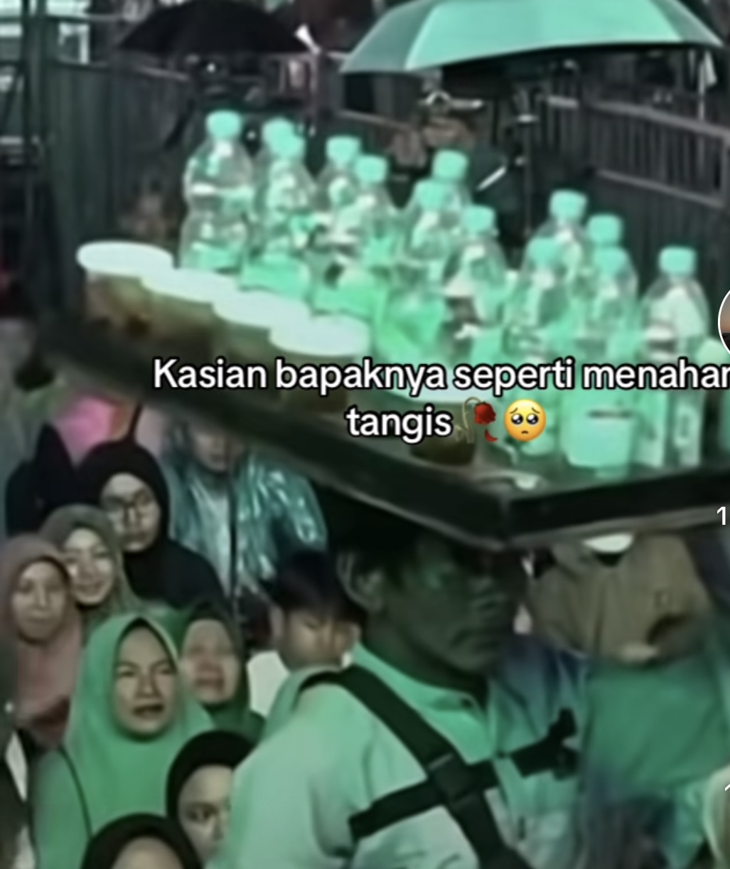 Sunhaji saat menjajakan es tehnya dalam acara pengajian Gus Miftah.