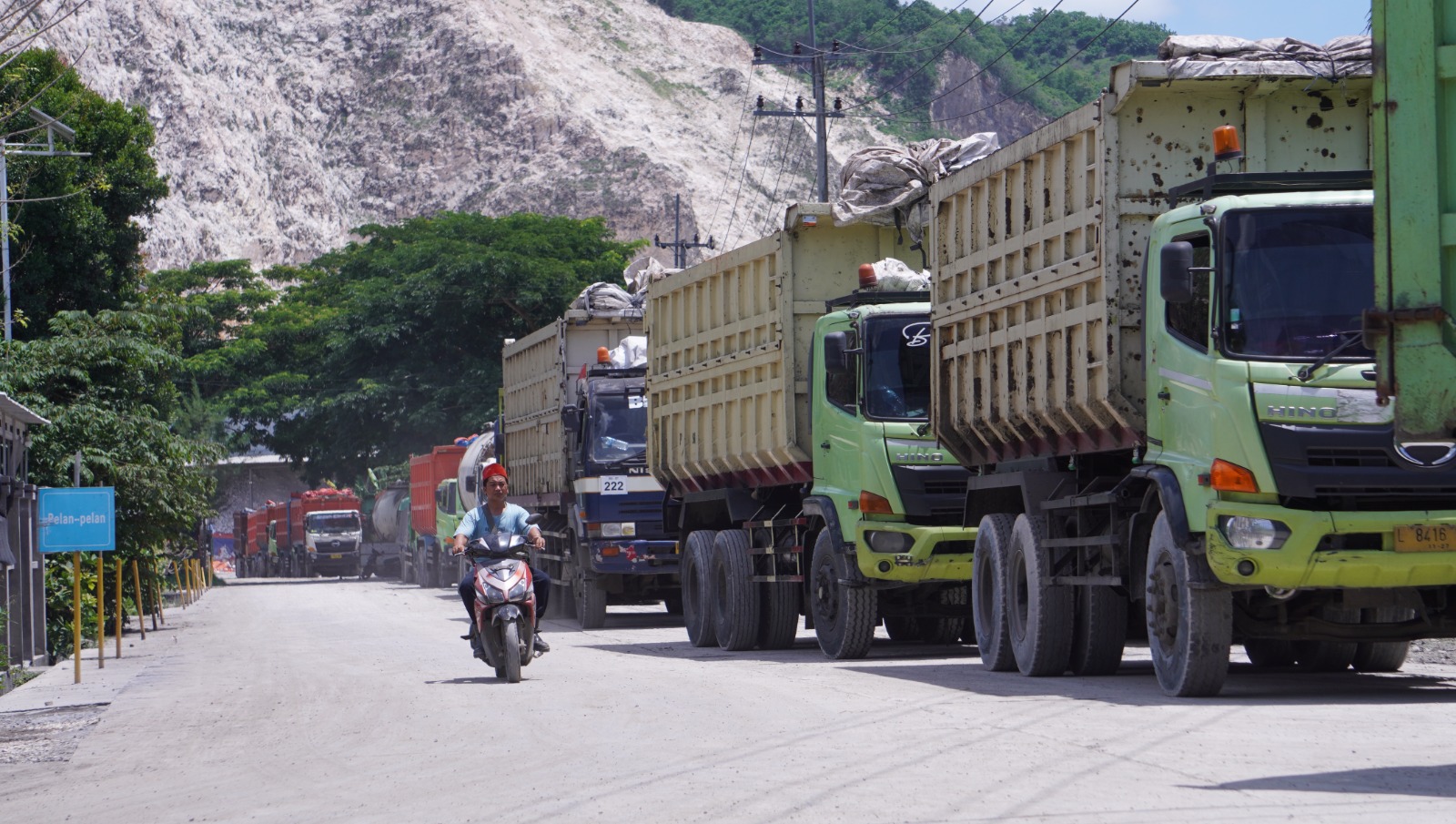BERJEJER: Ratusan truk pengangkut material tertahan di PT Semen Imasco Asiatic, kemarin (13/12).