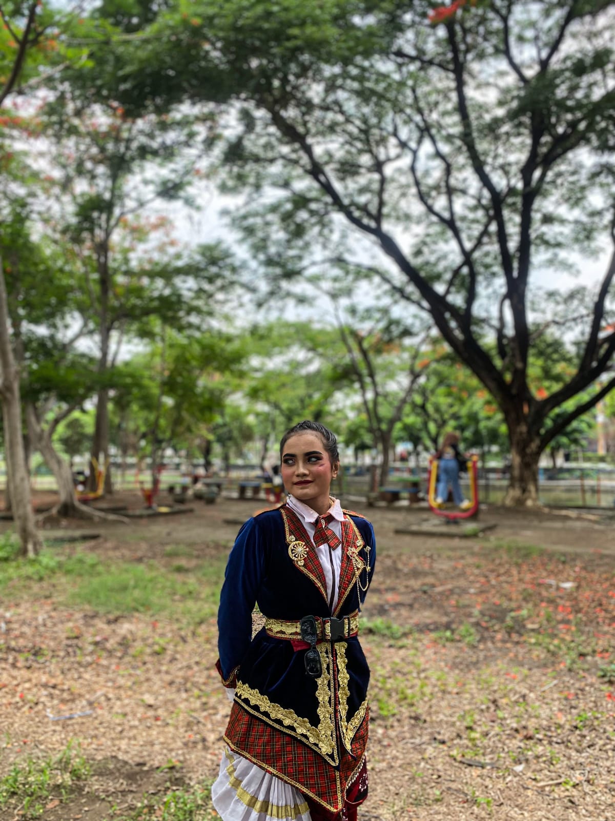 SOSOK PEMIMPIN: Desy Miranti Wahyuningtyas siswa kelas IX D SMPN 1 Cadipuro Lumajang tampak ceria ketika menyabet prestasi.(SMP N 1 CANDIPURO)