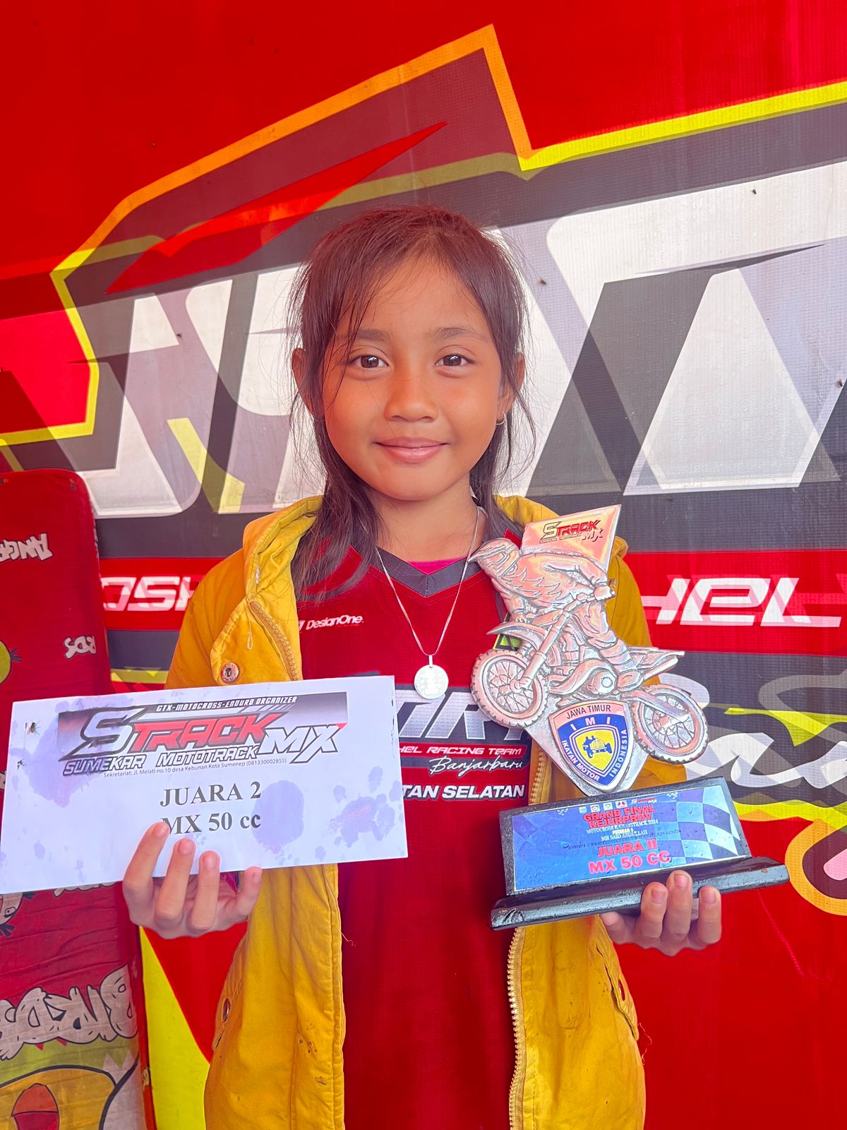 JAWARA: Syahwa Luna Nur Saputri siswi yang menjadi juara 2 dalam ajang Kejurprov grasstrack dan Motocross Championship 2024 di Malang. (NOVIA FOR RAME)