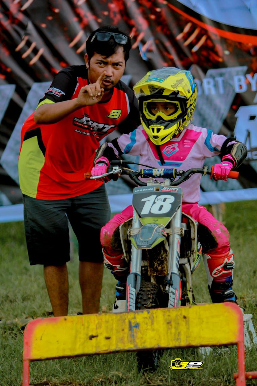 SyahwaLuna Nur Saputri saat melakukan latihan motocross