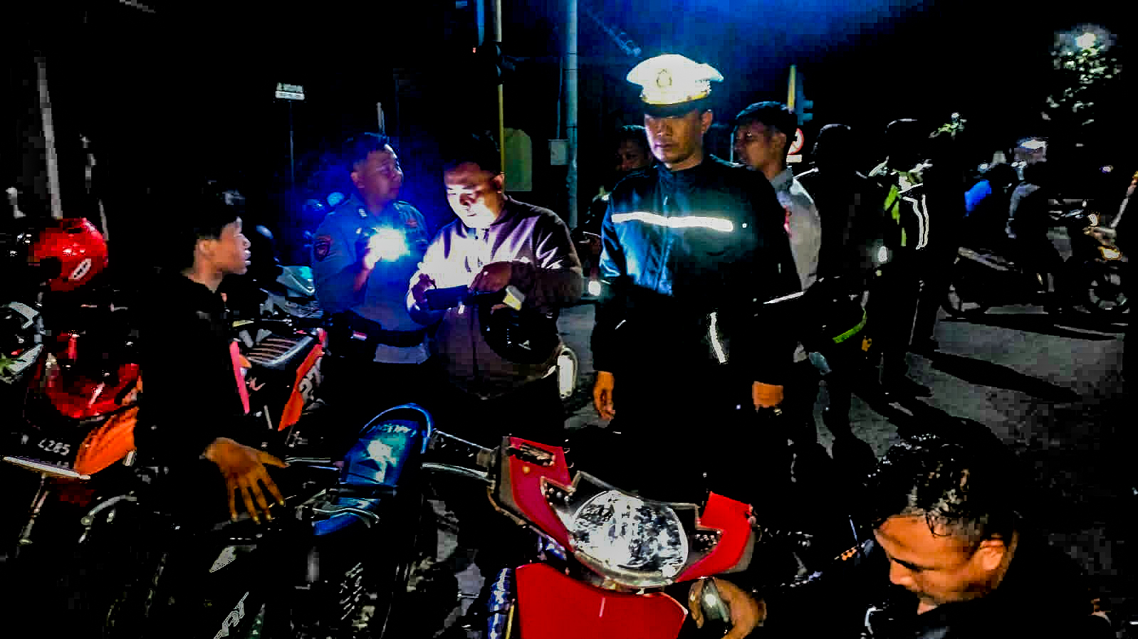 ANGKUT: Sejumlah kendaraan tak sesuai spesifikasi standar hingga kelengkapan diamankan ke mapolres Lumajang. (POLRES LUMAJANG FOR RAME)
