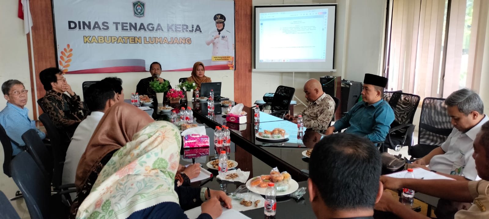 RAPAT: Sejumlah dewan pengupahan Lumajang saat melakukan rapat pembahasan usulan penetapan upah minimum kabupaten (UMK) 2025. ATIEQSON MAR IQBAL/RAME)