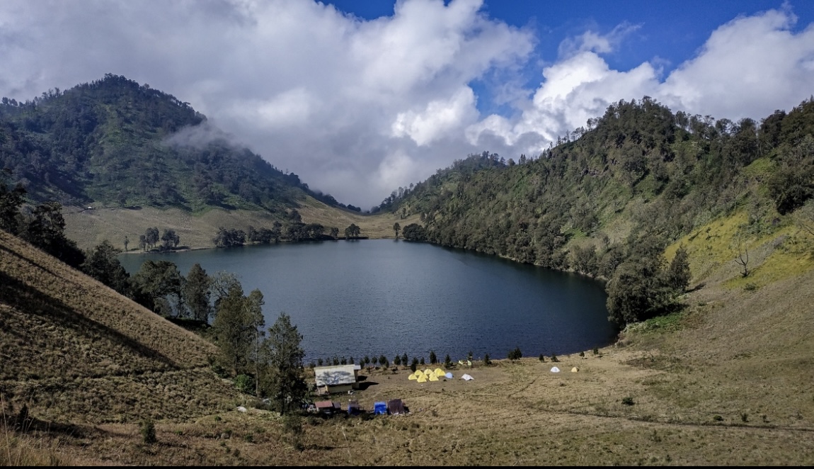 EKSOTIS: Penampakan Ranu Kumbolo sebagai titik singgah di pendakian Gunung Semeru empat tahun lalu.(MUHAMMAD HASBI/RAME)