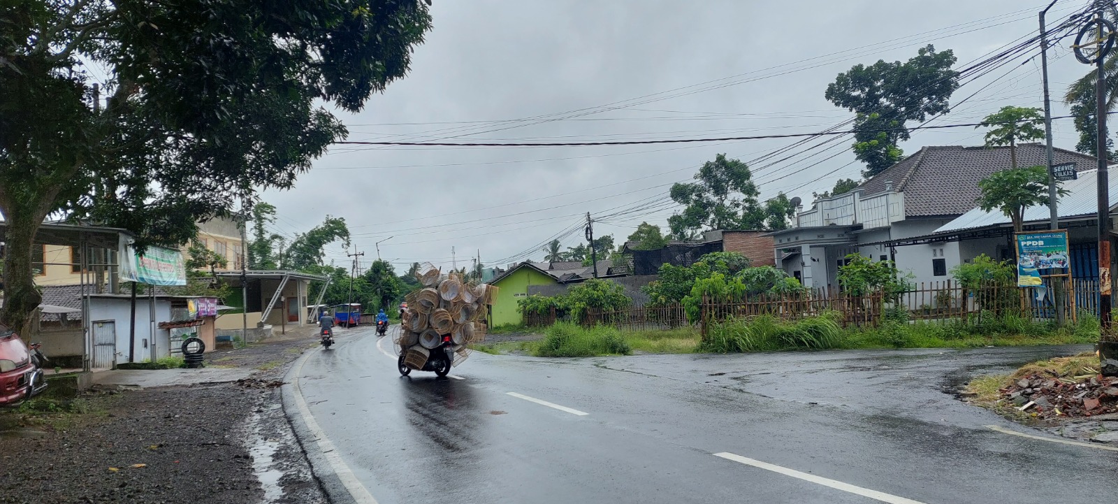 SERING TERJADI KECELAKAAN: Simpang tiga jurusan Desa Dawuhan Mangli, dengan Desa Pocangan, Sukowono dan Desa Sumberpakem , Kecamatan Sumberjambe yang sering terjadi kecelakaan.