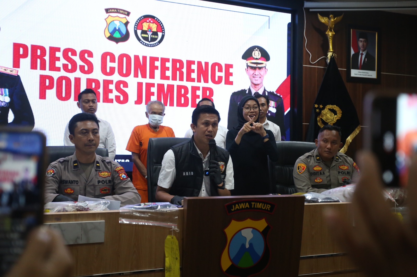 TERSANGKA: Suri, pelaku pembunuhan terhadap seorang janda, diamankan di Polres Jember, kemarin.