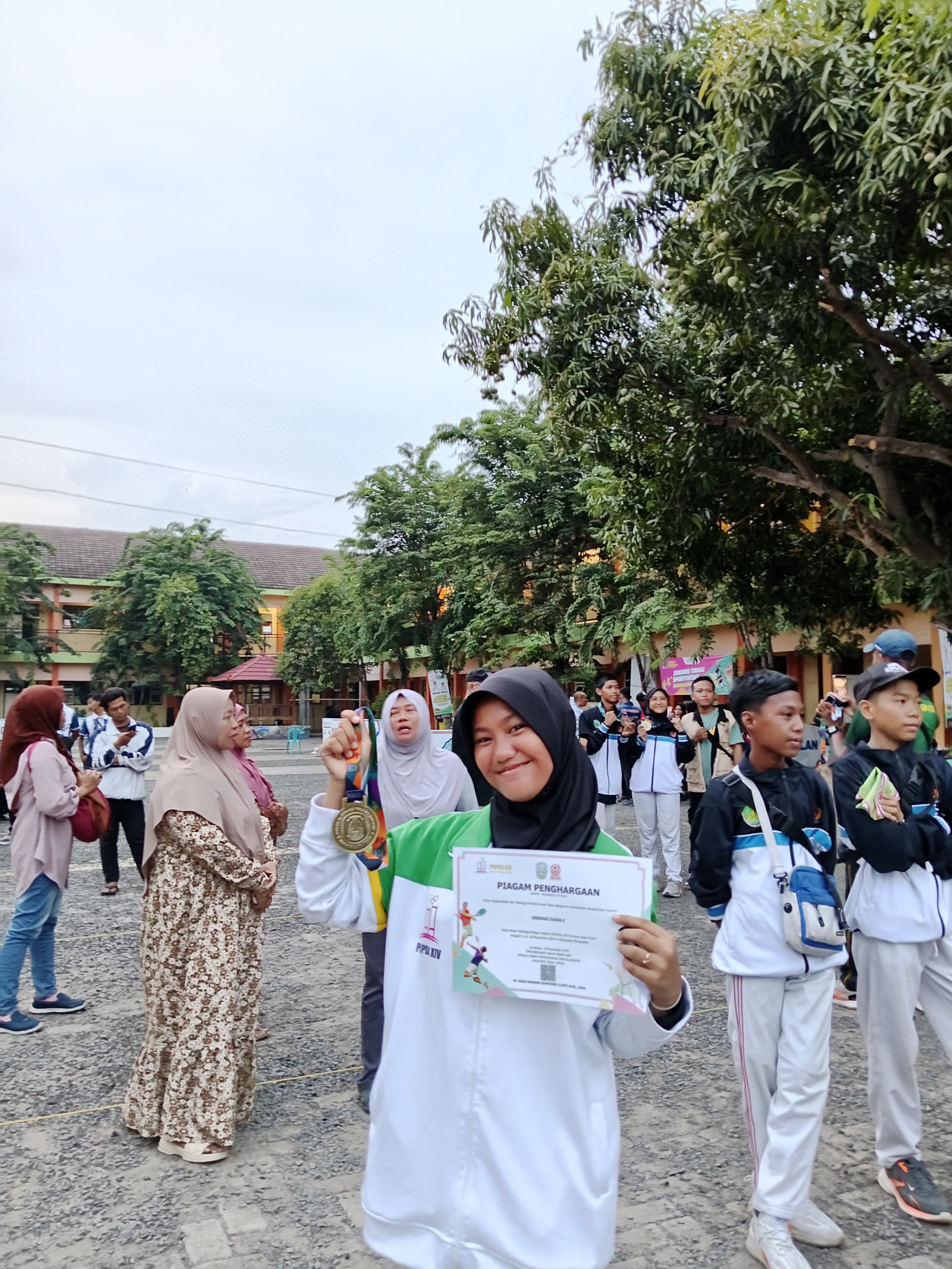MENANG: Kania Riski Ramadhani, atlet cabor petanque saat memamerkan medali emas diajang POPDA Jatim 2024, beberapa waktu lalu.(AZIZ FOR RAME)