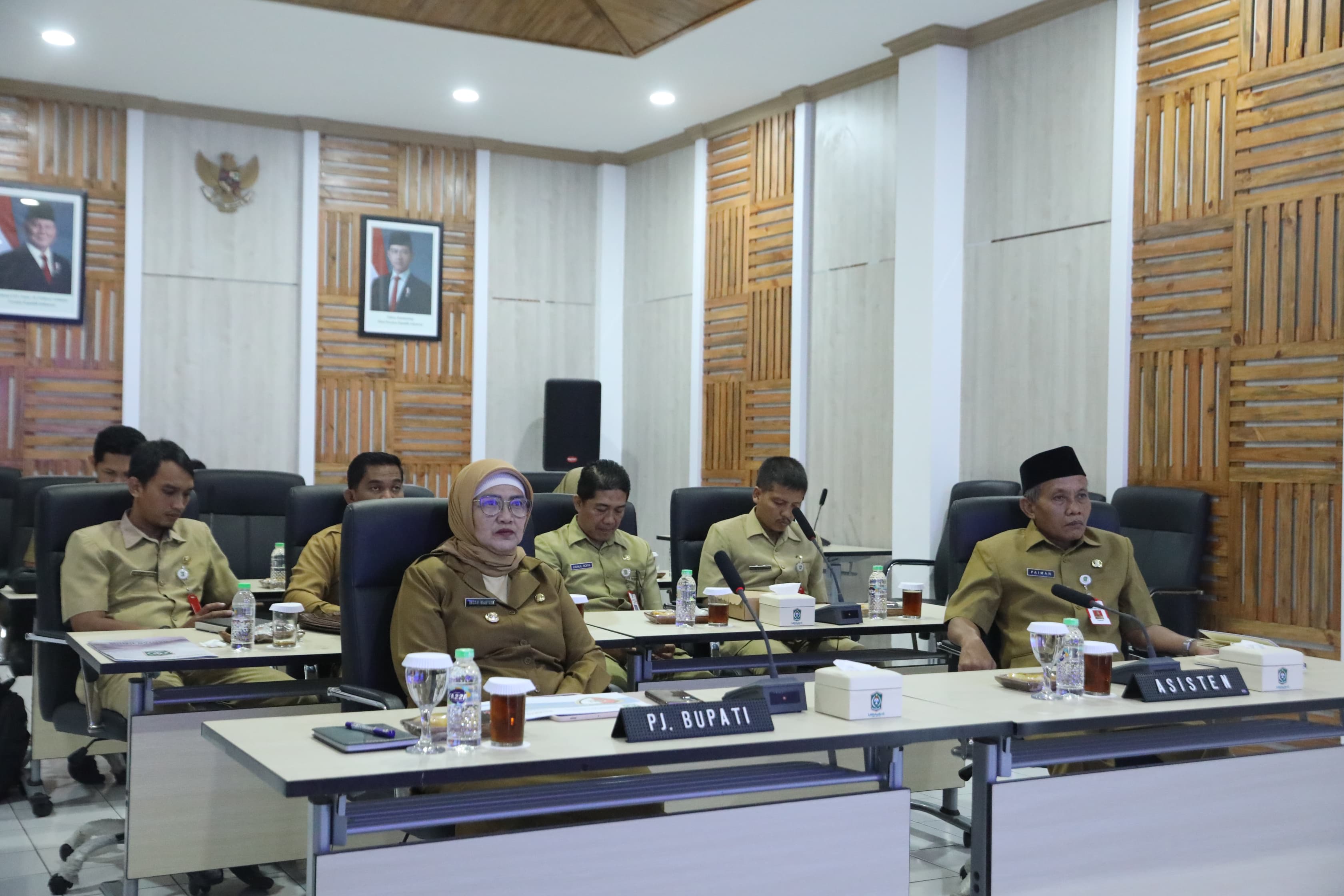 HADIR: Pj Bupati Lumajang Indah Wahyuni ketika menghadiri acara peringatan hari antikorupsi sedunia melalui virtual, kemarin. (KOMINFO FOR RAME)