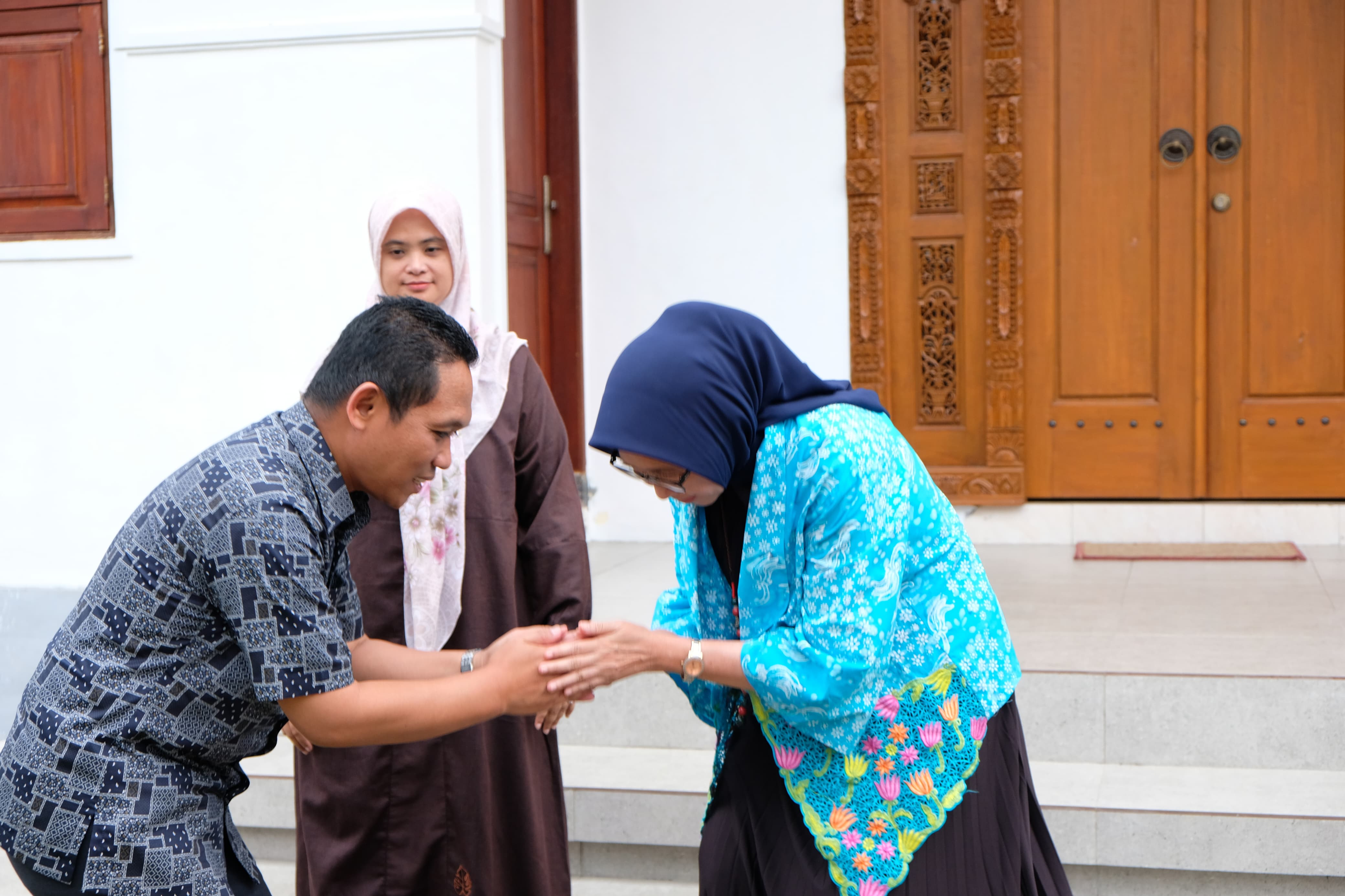 SALAMAN: Cak Thoriq bersama sang istri saat bersalaman dengan Bunda Indah di kediaman Suko, Rogotrunan, beberapa waktu lalu.(ATIEQSON MAR IQBAL/RAME)
