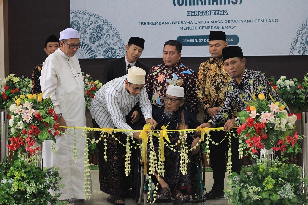 POTONG PITA: KH Achmad Muzakki Syah meresmikan peralihan status Institut Agama Islam (IAI) Al-Qodiri menjadi UNIKHAMS