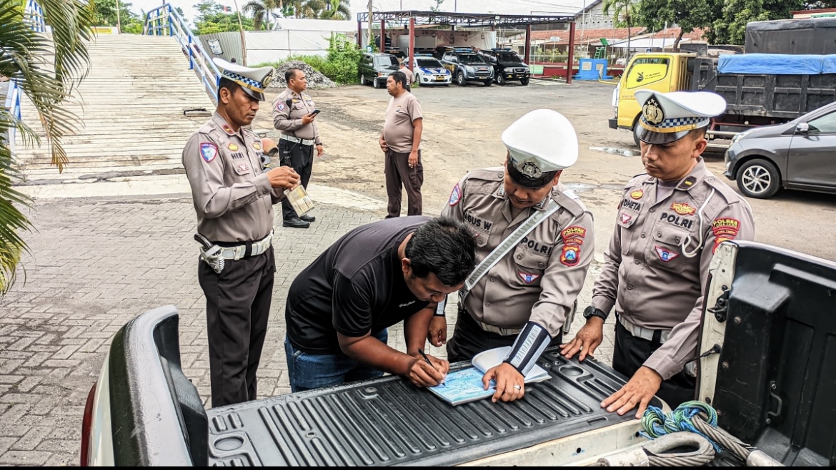 AMANKAN: Petugas Satlantas Polres Lumajang saat mengamankan kendaraan truk yang ugal-ugalan di jalanan nasional, kemarin. (MUHAMMAD HASBI/RAME)