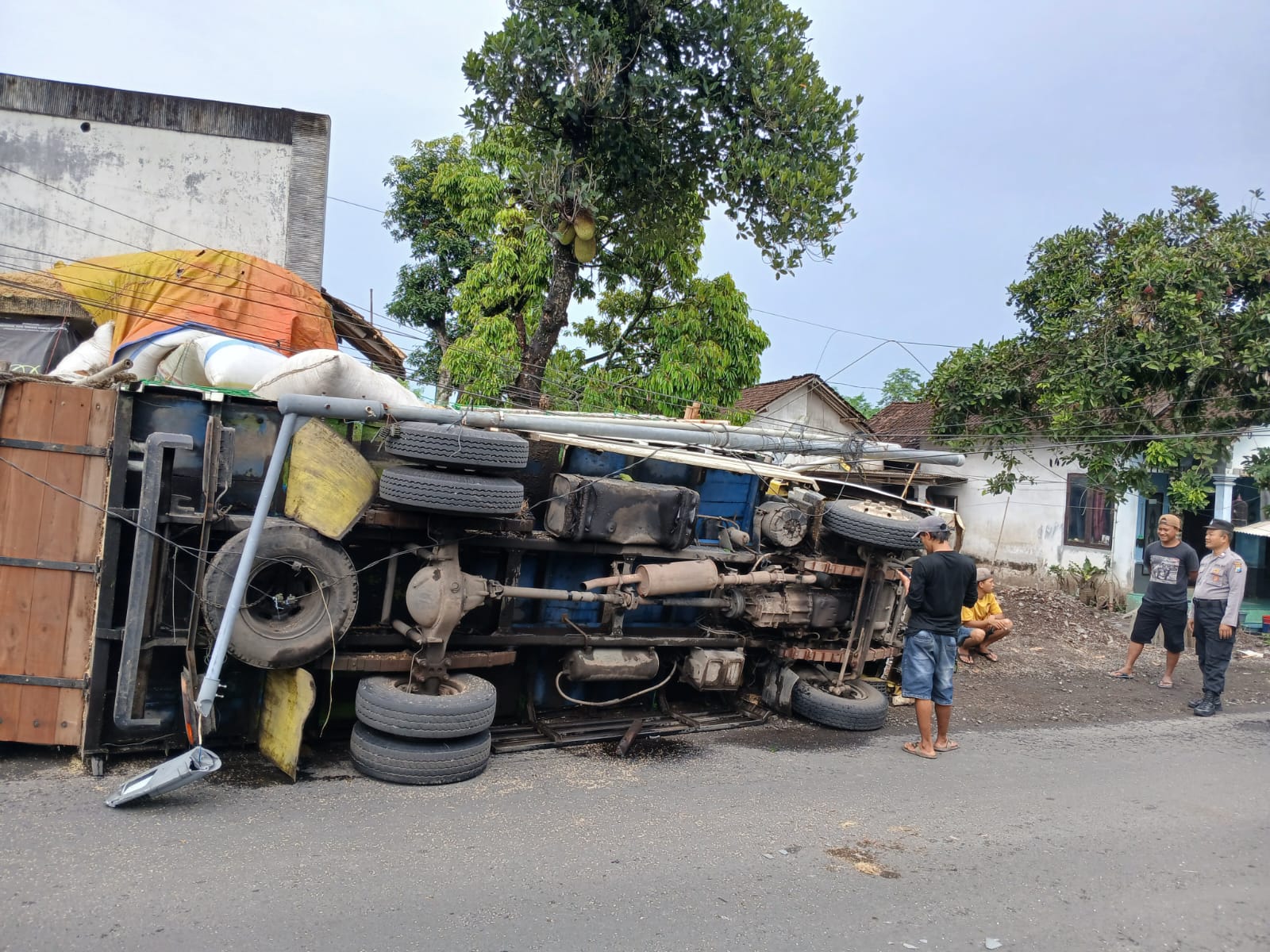 KECELAKAAN TUNGGAL: Truk diesel yang disopiri Anis, 35, warga Kecamatan Kalisat, terguling gara-gara menghindari kecelakaan dengan pengendara sepeda motor, Jumat (13/12) pukul 07.30.
