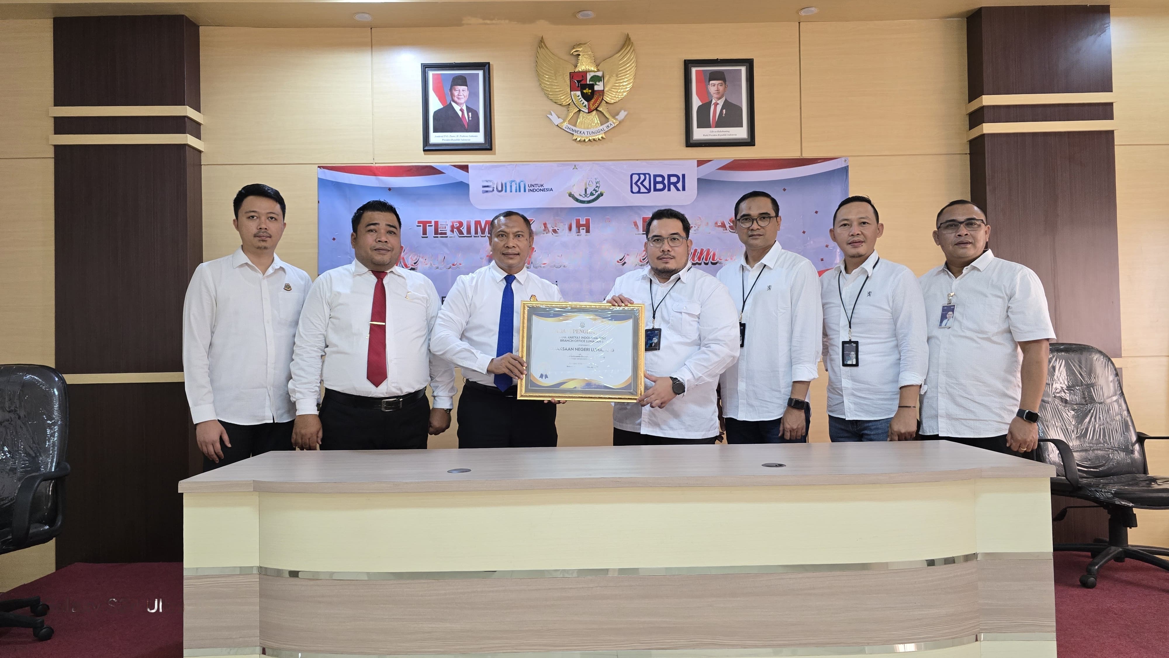 KOMITMEN: BRI Lumajang saat memberikan penghargaan kepada Kejaksaan Negeri Lumajang yang telah bekerjasama atas perannya sebagai pengacara negara.(HENGKY FOR RAME)