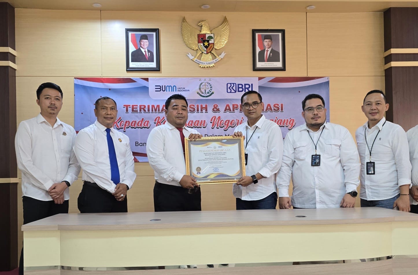 KOMITMEN: BRI Lumajang saat memberikan penghargaan kepada Kejaksaan Negeri Lumajang yang telah bekerjasama atas perannya sebagai pengacara negara.(HENGKY FOR RAME)