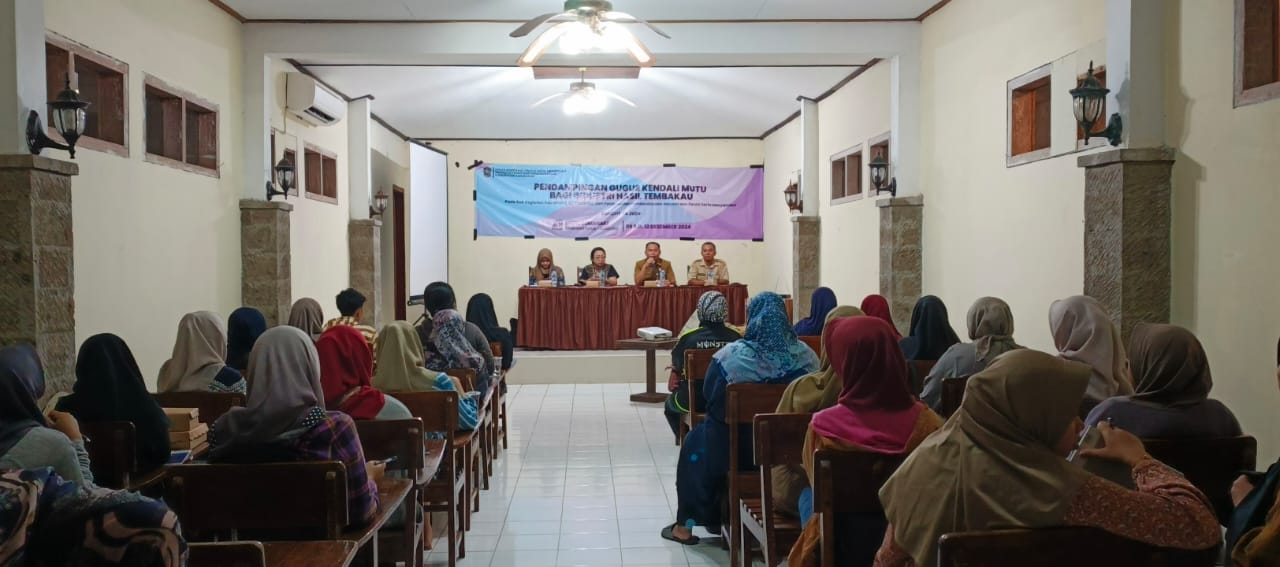 LATIH: Sejumlah buruh dan tani tembakau saat mengikuti pelatihan untuk meningkatkan kualitas tembakau, beberapa waktu lalu.(ANDRI FOR RAME)