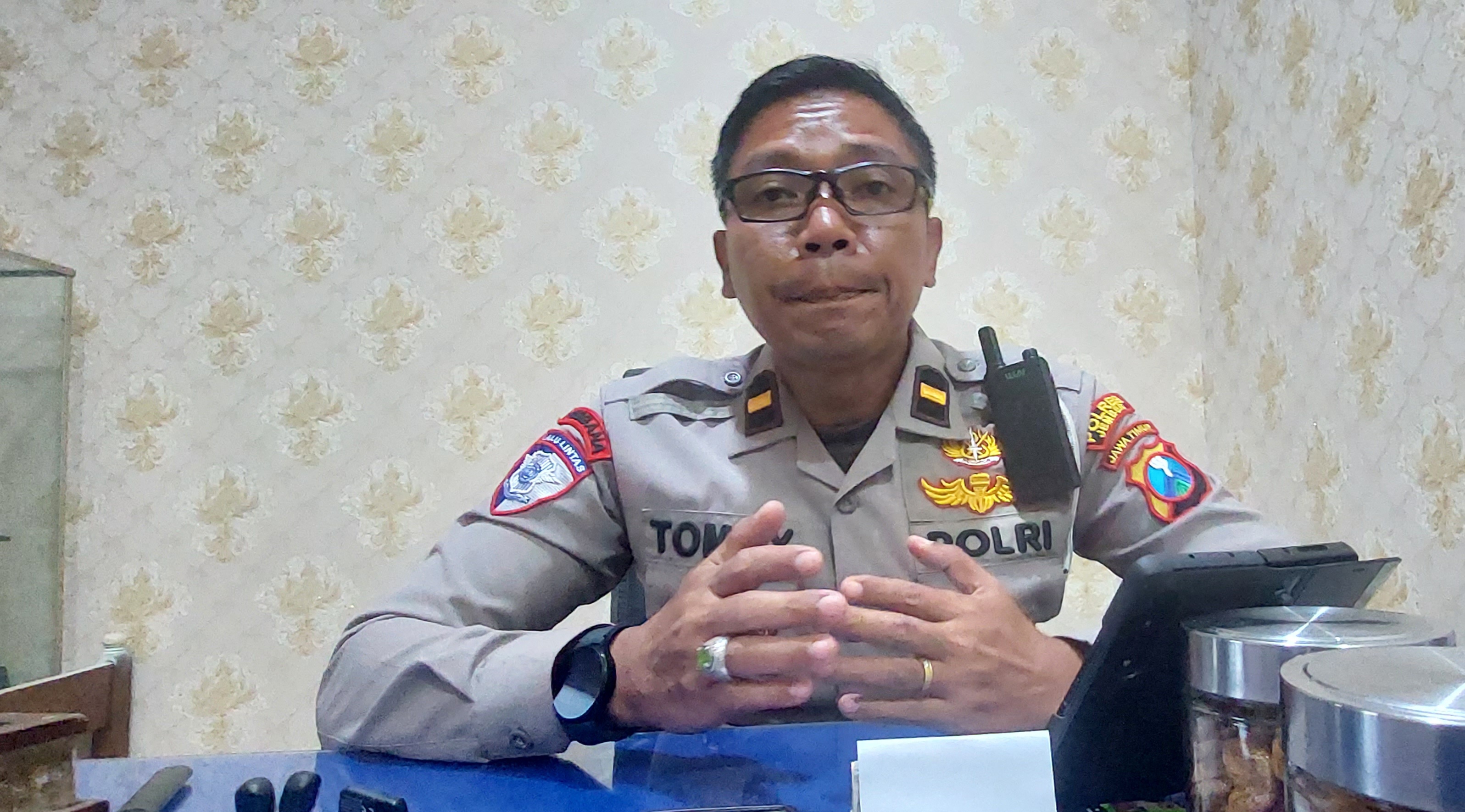 &ldquo;Ketika saat menyeberang jalan itu muncul bus dari arah timur. Karena jarak yang sangat dekat, maka terjadi kecelakaan.&rdquo;  Aipda Tommy Nur Alamsyah  &nbsp;Kanit Laka Lantas Polres Jember