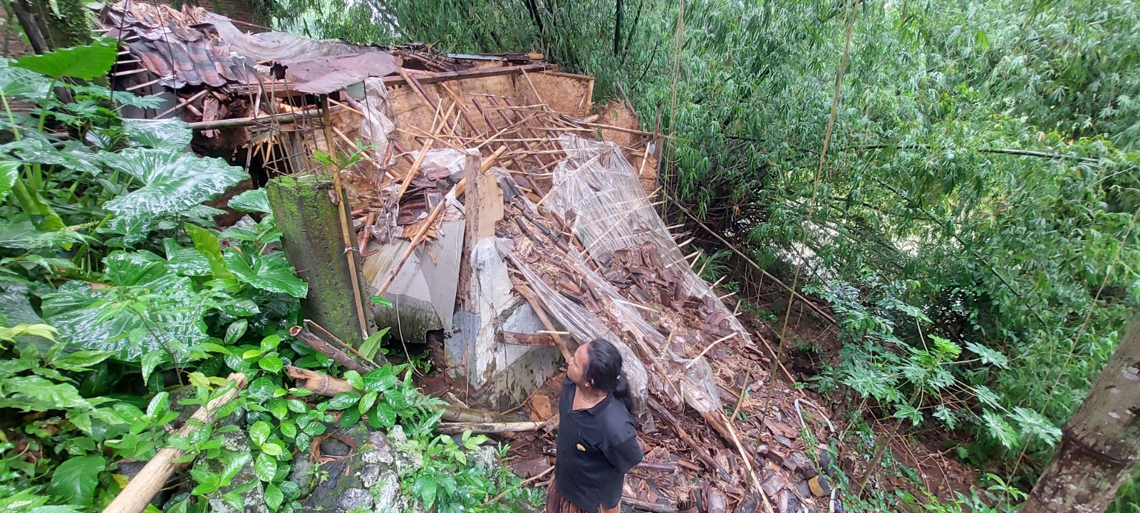 RATA DENGAN TANAH: Rumah milik Sutini, 70, warga Jalan A Yani, Gang IX B, Lingkungan Tembakan, Kelurahan Kepatihan, Kaliwates.