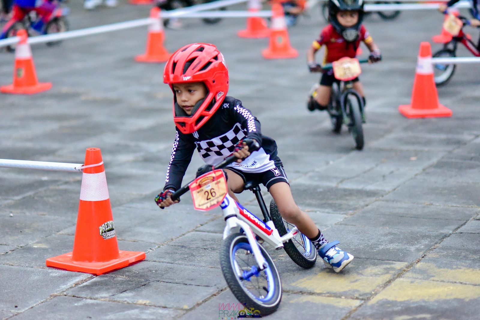 TERTANTANG: Atlet Push Bike terus bertanding memperebutkan podium pertama meskipun sempat cidera.(INTAN FOR RAME)