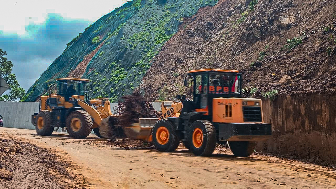 PENANGANAN: Petugas mengerahkan alat berat untuk membersihkan material longsor di titik 55 Piket Nol Lumajang, belum lama ini.(BPBD LUMAJANG FOR RAME)