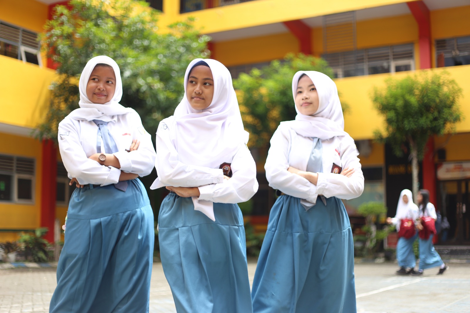 KOMPAK: Tiga siswa peraih gelar juara desain batik dalam Festival Bela Negara, di UPN Veteran Jakarta, membahas desain yang akan dikirimkan.