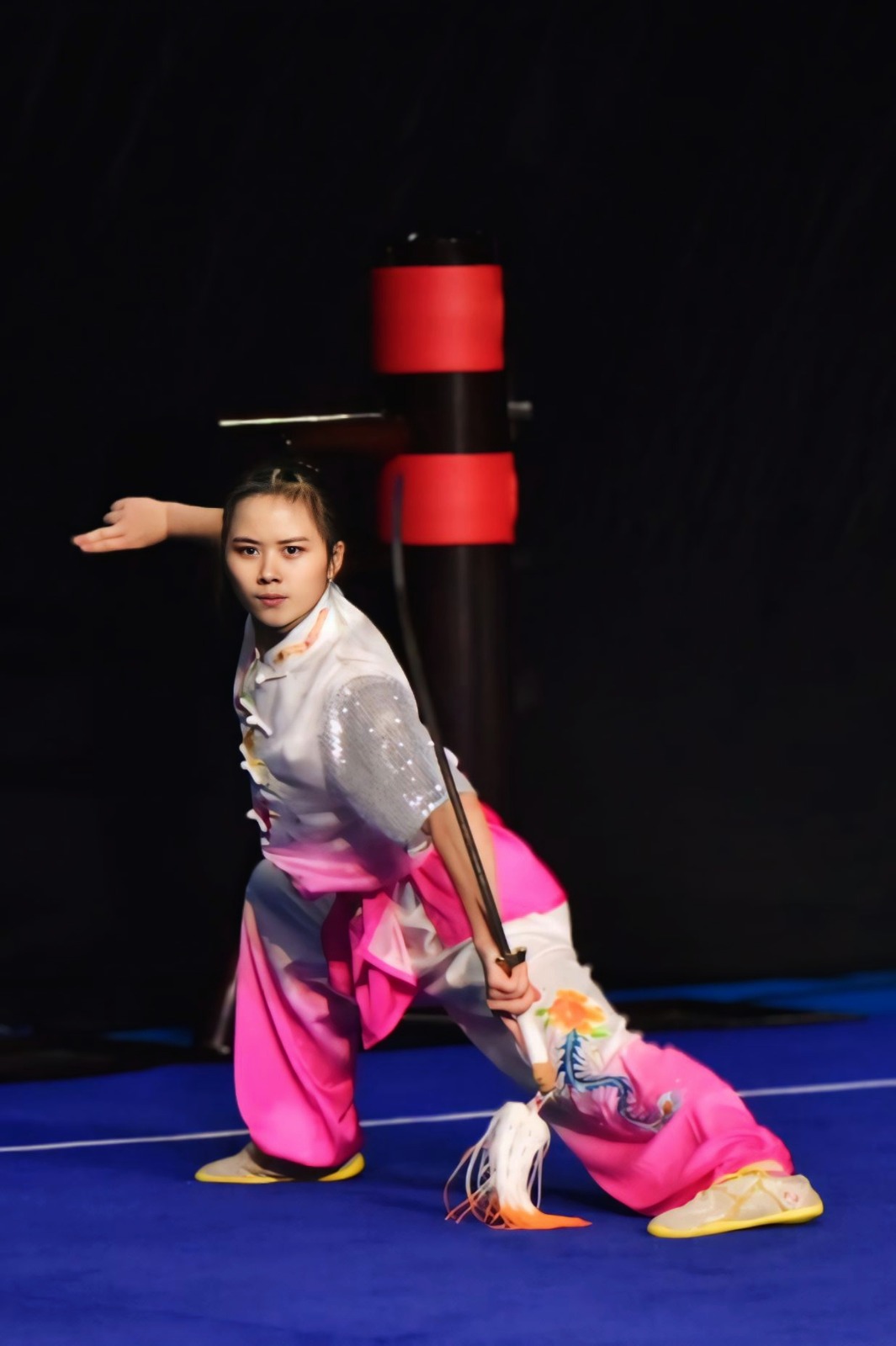 MEMUKAU: Jessie Djalimin saat bertanding di Kejurnas Wushu, Juli lalu. Baru-baru ini, berhasil dia meraih medali emas dalam International Wing Chun di Foshan, Guangdong, Tiongkok.