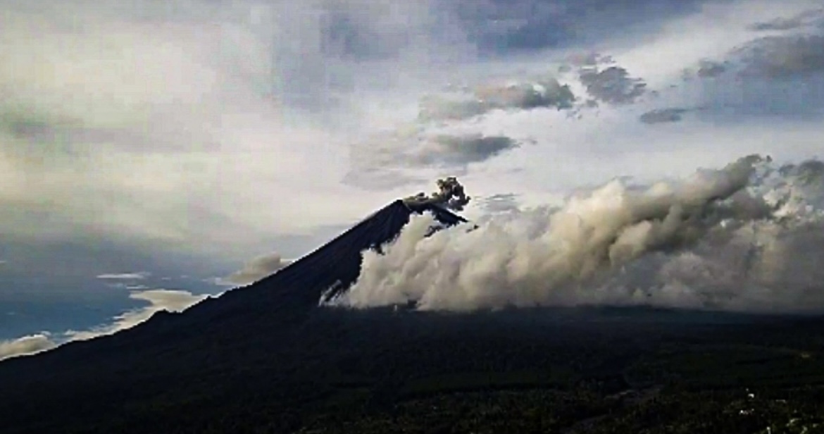 TERAMATI: Visual Gunung Semeru Lumajang saat tertutupi awan, sepekan terakhir erupsi membuat hujan abu melanda Desa Pasrujambe.(MUHAMMAD HASBI/RAME)