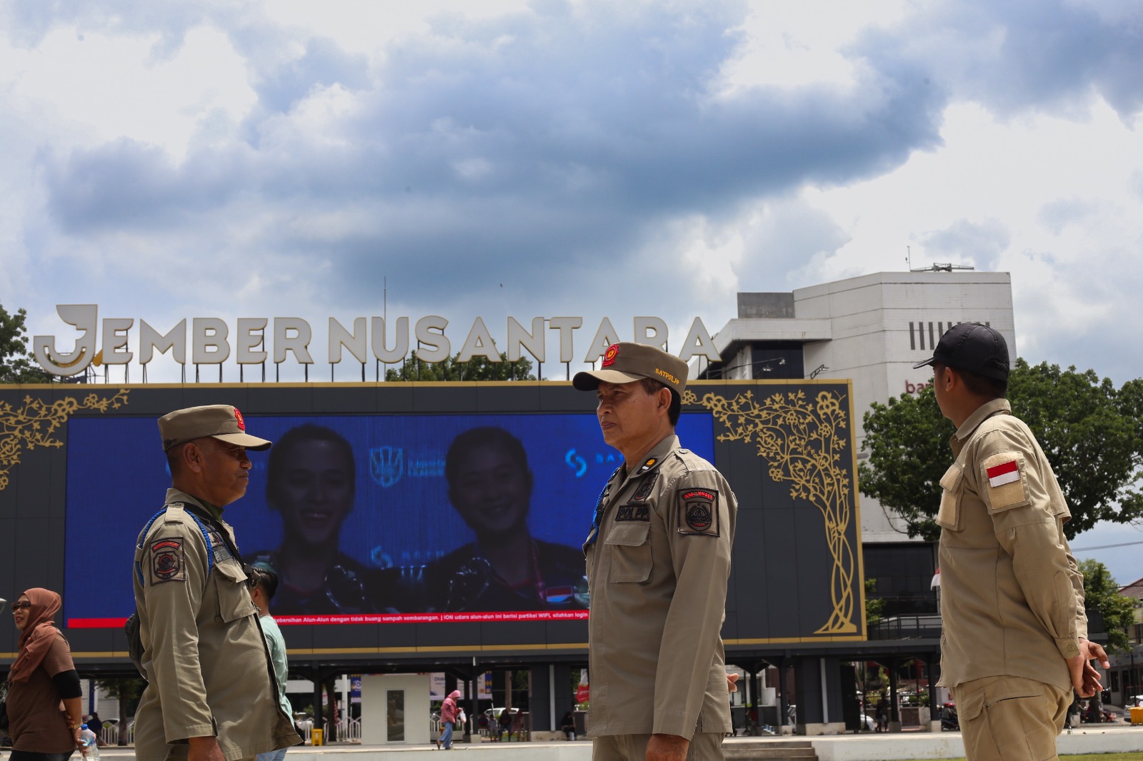 JAGA FASILITAS: Anggota Satpol PP Jember menjaga Alun-Alun Jember Nusantara, karena ada fasilitas yang hilang, rusak, dan mencegah PKL masuk alun-alun.