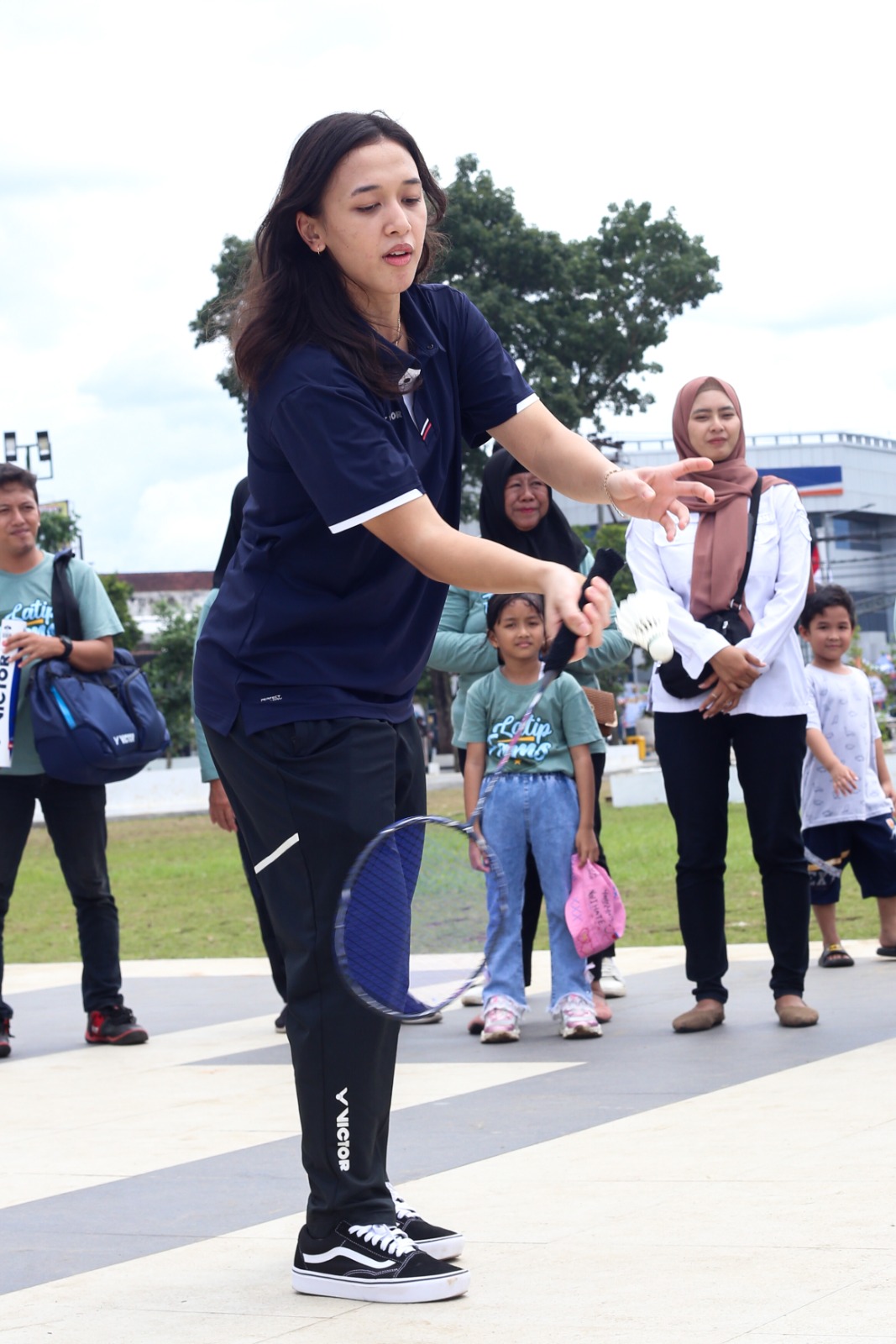 COACHING CLINIC: Febriana Dwipuji Kusuma memberikan bimbingan singkat kepada pebulu tangkis muda di Alun-Alun Jember, Rabu (18/12). (AZQAL/RJ)