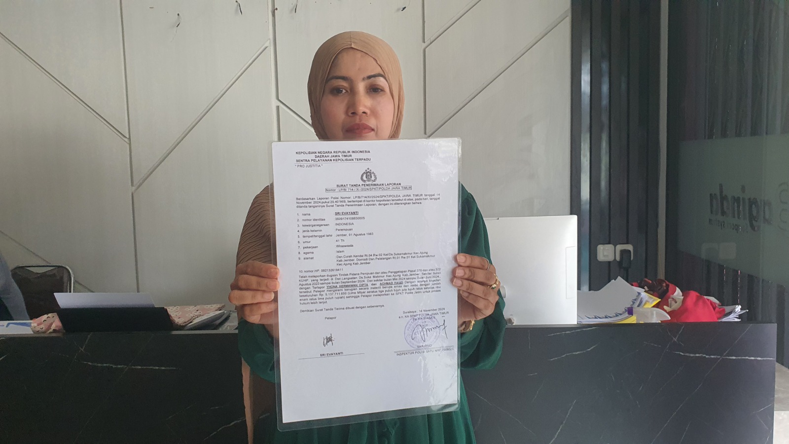 JALUR HUKUM: BM PT Baginda Support System Jember Sri Evayanti sekaligus korban menunjukkan surat laporannya yang dilayangkan kepada Dirut PT Baginda Support System atas dugaan penggelapan dana umrah.