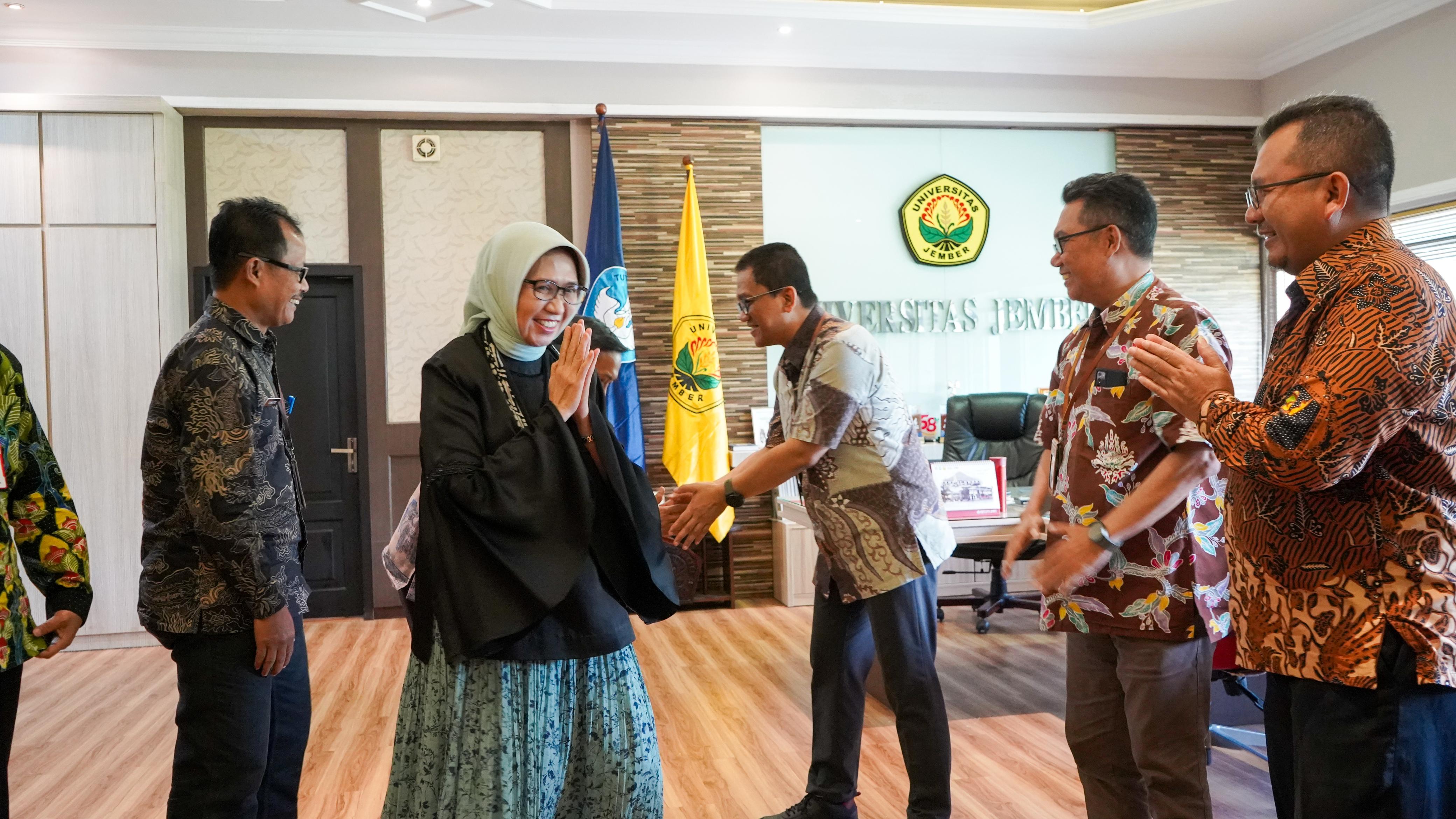 KUNJUNGI: Bupati terpilih Indah Amperawati saat mengujungi gedung Rektorat Universitas Jember (Unej) bersama sejumlah OPD Lumajang, kemarin.(KOMINFO FOR RAME)