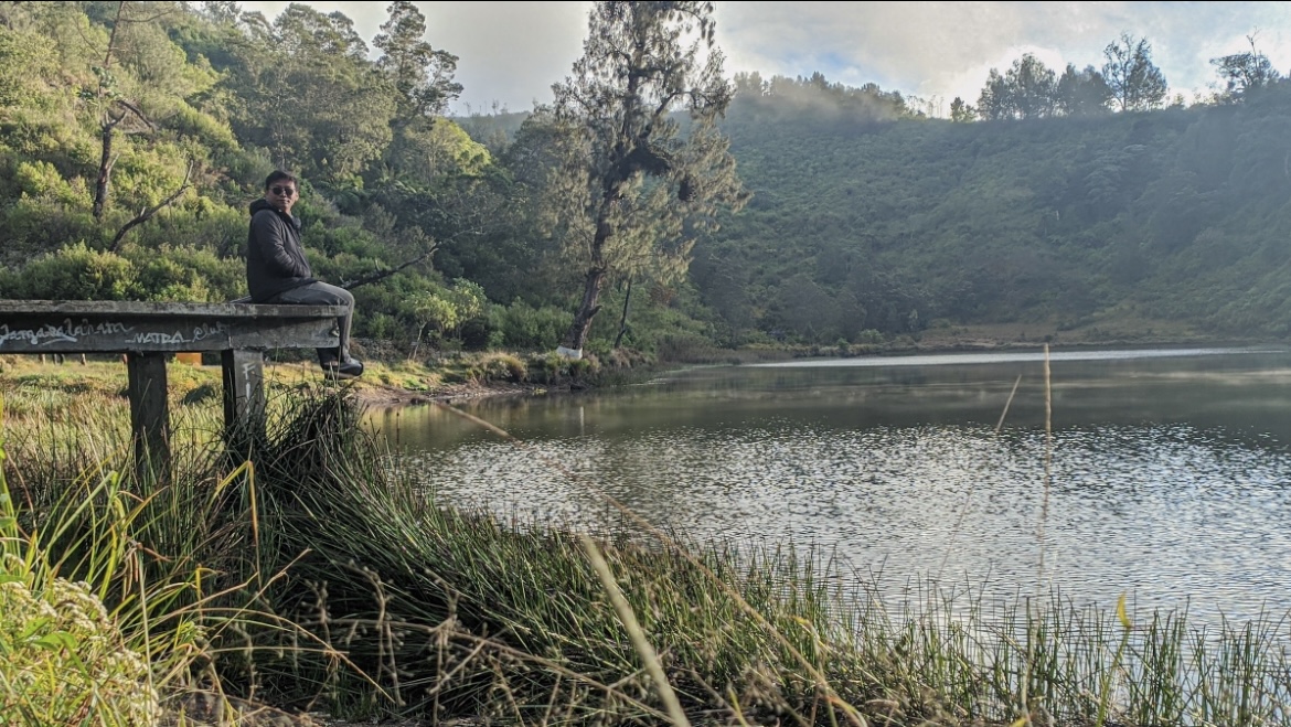 KEINDAHAN: Salah satu pengunjung saat menikmati keindahan objek wisata Ranu Regulo saat pagi hari, kemarin.(MUHAMMAD HASBI/RAME)
