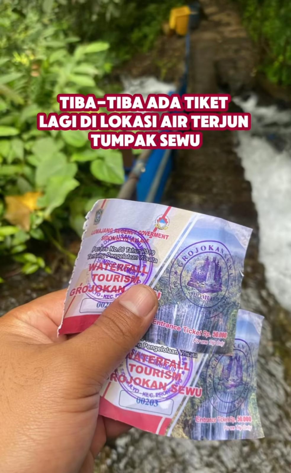 Video keluhan pengunjung wisata air terjun Tumpak Sewu terkait pengelolaan tiket masuk (Sumber: Tiktok Keliling Jawa Timur)